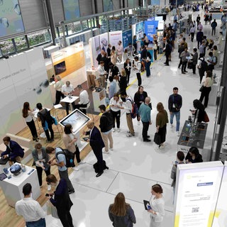 Viele Stände und Menschen in einer Halle. Beim Karrieretag Familienunternehmen bei Bürkert in Ingelfingen konnten sich Bewerber und Unternehmen bei der Jobsuche vernetzen.
