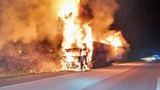 Der brennende Sattelschlepper auf der A3 bei Großmaischeid im Kreis Neuwied.