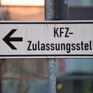 Ein Straßenschild weist auf die Zulassungsstelle hin. (Symbolbild)