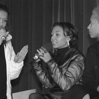 Das Archivbild vom 21.11.1997 zeigt Ricky (l), Jazzy (M) und Lee von der deutschen Mädchenband "Tic Tac Toe", die sich während einer gemeinsamen Pressekonferenz in München streiten. Der Auftritt, der den Spekulationen um ein Ende der Band widerlegen sollt