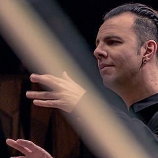 Teodor Currentzis dirigiert