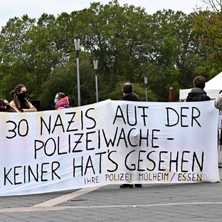 Kundgebung gegen rechte Netzwerke und strukturellen Rassismus in der Polizei am 26.9.2020 in Mülheim-Ruhr: Im Polizeipräsidium EssenMülheim werden mehr als 30 Beamte verdächtigt, an rechtsextremen Chat-Gruppen beteiligt gewesen zu sein. Darin sollen Bilder mit volksverhetzenden Inhalten verschickt worden sein. NRW-Innenminister Herbert Reul hat eine radikale Aufarbeitung des Skandals angekündigt.