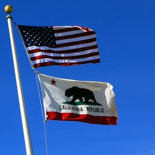 Die Flaggen der USA und von Kalifornien wehen in der Nähe von San Francisco